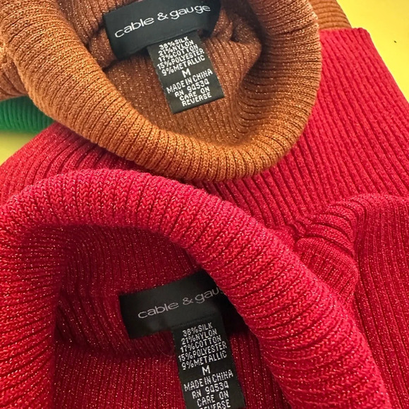 CABLE & GAUGE 2 Short Sleeves Red & Gold Medium Holiday Metallic Turtle Necks - Picture 5 of 5